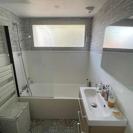 Cosy 5 Minutes From